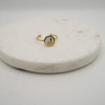 Bague lettre arabe acier vue de face