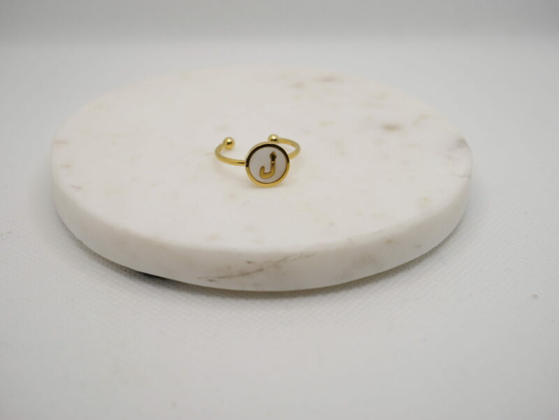 Bague lettre arabe acier vue de face